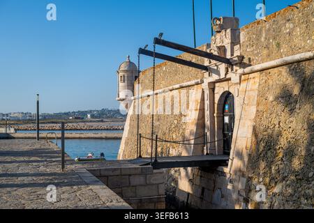 Erkunden Sie die Festung Ponta da Bandeira mit Blick auf das umliegende Wasser und die Küste in der Algarve in Portugal Stockfoto