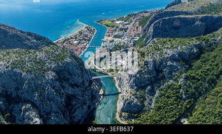 Blick aus der Vogelperspektive auf den Fluss und die Stadt in der Nähe der Küste in Kroatien während des Tages Stockfoto