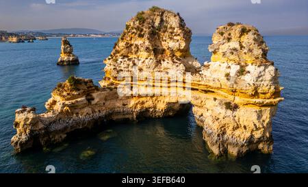 Sonnenuntergang über Strandklippen mit Blick auf das Meer in der Algarve, die wunderschöne Naturlandschaft in der Nähe von Lagos in Portugal schafft Stockfoto