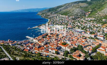 Blick auf Senj in Kroatien mit Gebäuden, Yachthafen und Küstenlandschaft an einem klaren Tag Stockfoto