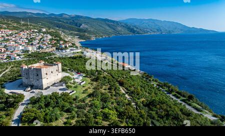 Blick auf Senj Kroatien mit der Küste und dem alten Steinturm Stockfoto