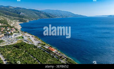 Blick auf die Küste und das Meer von oben in Senj, Kroatien an einem sonnigen Tag Stockfoto