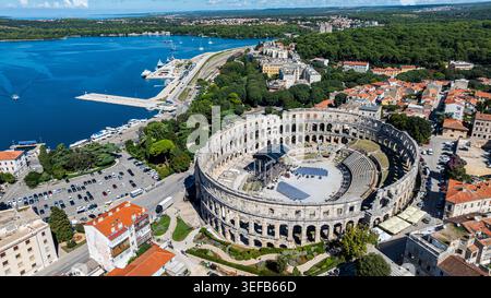 Aus der Vogelperspektive des römischen Amphitheaters in Pula mit seiner Struktur und Umgebung aus einer hohen Perspektive in Kroatien Stockfoto