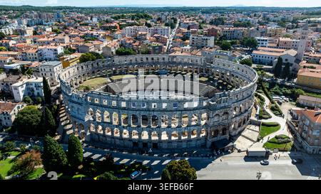 Luftaufnahme des römischen Amphitheaters in Pula mit Stadtbild und Umgebung in Istrien, Kroatien Stockfoto
