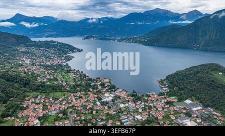 Aus der Vogelperspektive von Lenno mit dem See, den Bergen und den Gebäuden in Italien in der Nähe des Wassers Stockfoto