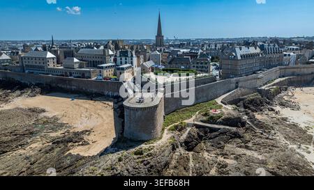 Die ummauerte Stadt Saint-Malo mit historischen Gebäuden und Küste in der Bretagne Frankreich unter klarem Himmel Stockfoto