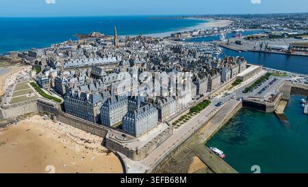Aus der Vogelperspektive fängt die ummauerte Stadt und die Schönheit der Küste von Saint-Malo in der Bretagne in Frankreich ein Stockfoto