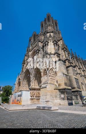 Die Kathedrale Notre Dame in Reims zeigt detaillierte Architektur und große Struktur unter klarem Himmel in Frankreich Stockfoto