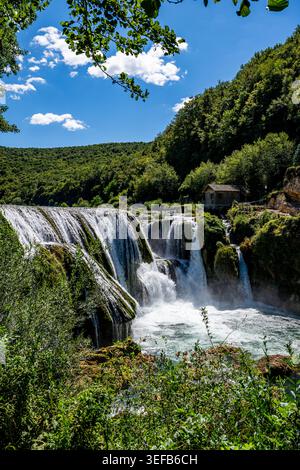 Entdecken Sie den Strbacki Buk Wasserfall im Una Nationalpark, Bosnien und Herzegowina an einem hellen sonnigen Tag Stockfoto