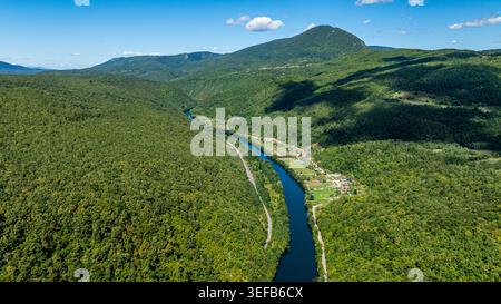 Die Luftaufnahme zeigt den Fluss Una, der sich durch Wälder im Nationalpark in Bosnien und Herzegowina schlängelt Stockfoto