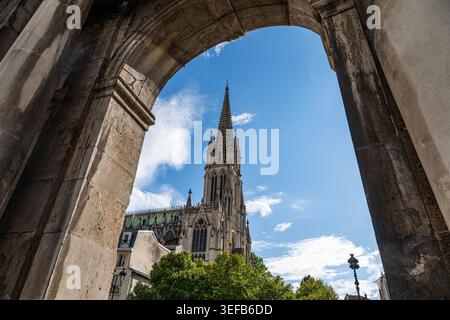 Die Basilika Saint-Epvre steht hoch unter blauem Himmel in Nancy, Frankreich, und zeigt ihre architektonischen Details und ihre historische Bedeutung Stockfoto