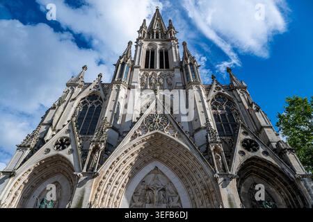 Basilika Saint-Epvre zeigt detaillierte Architektur unter blauem Himmel in Nancy Frankreich Stockfoto