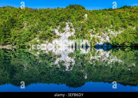 Erkunden Sie den Nationalpark Plitvicer Seen mit klarem Wasser und Waldspiegelungen in Kroatien Stockfoto