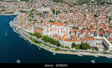 Aus der Vogelperspektive von Sibenik mit historischen Gebäuden und Aktivitäten am Wasser in Kroatien Stockfoto