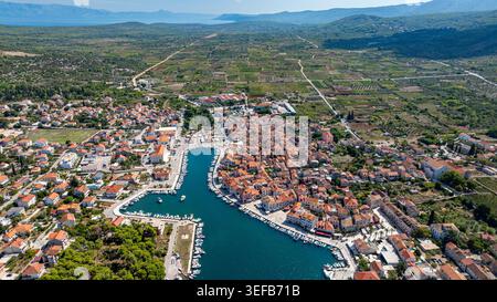 Erkunden Sie die Altstadt von Stari Grad und Stari Grad Ebene von oben in Kroatiens malerischer Landschaft Stockfoto