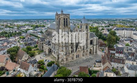 Die Kathedrale von Bourges aus der Vogelperspektive zeigt ihre großartige Architektur inmitten der Stadtlandschaften Frankreichs Stockfoto