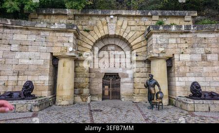Ostap-Bender-Denkmal an einer historischen Stätte in Pjatigorsk, Region Stavropol, Russland mit detaillierter Steinarchitektur Stockfoto