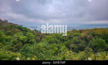 Blick von der Spitze des Hügels in der Kurstadt Pyatigorsk in der Region Stawropol mit Blick auf das Grün und die ferne Stadtlandschaft Stockfoto