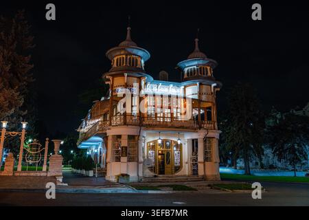 In der Kurstadt Pjatigorsk steht während der Nacht in der Region Stavropol, Russland, ein historisches Haus Stockfoto