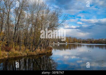 Wasser reflektiert Bäume im Kyzyl-Nationalpark in Russland im Herbst Stockfoto