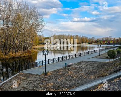 Reflektierendes Wasser mit Bäumen und Gehweg im Kyzyl-Nationalpark in der Republik Tuva in Russland während der Herbstsaison Stockfoto