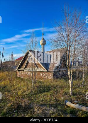 Altes Holzhaus in einer ländlichen Gegend in der Nähe eines Turms in Russland Stockfoto