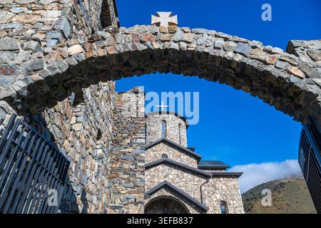 Erkunden Sie die Steinarchitektur des Alanskiy Svyato-Uspenskiy Muschskoy-Klosters in den Kaukasus-Bergen bei Tageslicht in Nordossetien, Russland Stockfoto