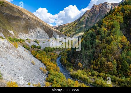 Farbenfrohe Landschaften im Kaukasus im Herbst in Südossetien, Russland Stockfoto