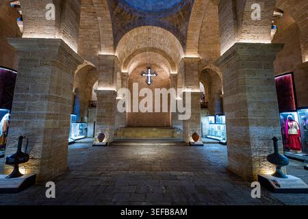 Innenansicht der armenischen Kirche mit Architektur und Artefakten in Derbent, Dagestan, Russland Stockfoto