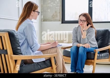 Professionelle Psychologin oder HR-Managerin, die eine Frau mittleren Alters im Büro berät Stockfoto