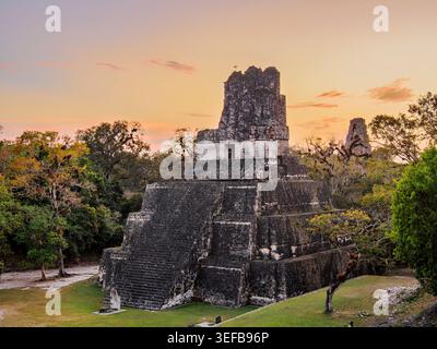 Blick auf Tempel II bei Sonnenuntergang am Great Plaza in Tikal, Guatemala Stockfoto