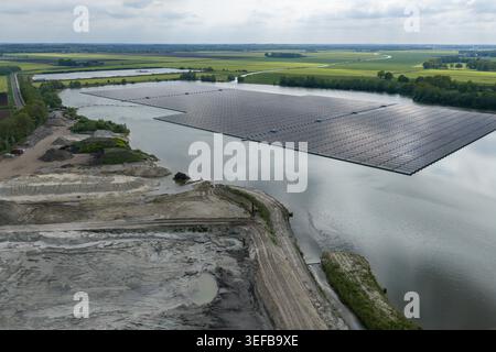 Luftaufnahme eines großen schwimmenden Solarparks auf einem See, umgeben von grünen Feldern und einem Sandbruch in Beilen, Drenthe, Niederlande. Stockfoto
