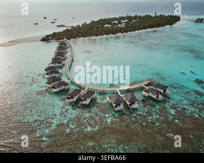 Die Küsten- und Wasservillen einer tropischen Paradiesinsel auf den Malediven, Havodda Island, Gaafu Dhaalu Atoll, Malediven Stockfoto