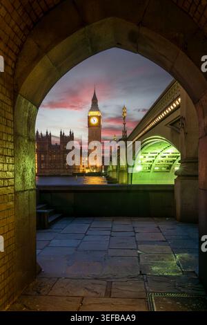 Blick auf Big Ben von der Westminster Bridge am Südufer der Themse in London bei Sonnenuntergang Stockfoto