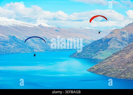 Leute, die über Lake Wakatipu, Queenstown, Südinsel, Neuseeland fliegen Stockfoto