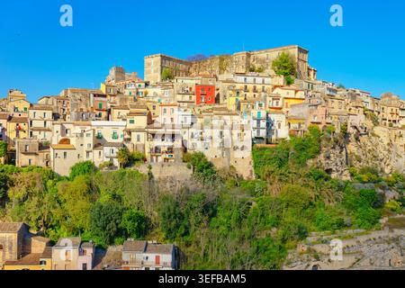 Blick auf historische Gebäude auf dem Hügel in Ragusa Ibla mit klarem blauen Himmel in Sizilien, Italien, tagsüber Stockfoto