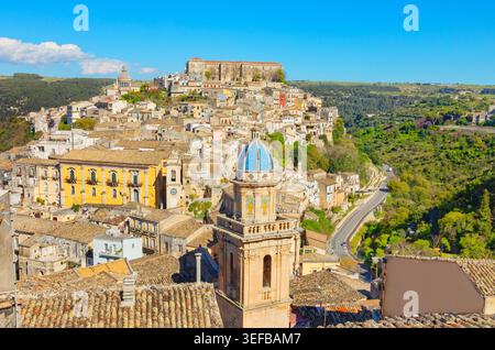 Blick auf Kirche und Stadt von oben mit grünen Hügeln in der Ferne in Ragusa Ibla, Sizilien, Italien Stockfoto