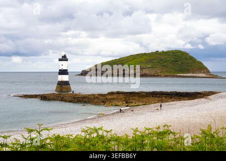 Blick auf den Leuchtturm von Trwyn du und Puffin Island nahe der Küste von Anglesey in Großbritannien Stockfoto