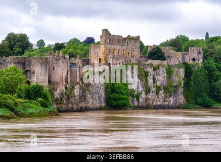 Blick auf Chepstow Castle vom Nordufer des Flusses Wye in Monmouthshire Wales bei bewölktem Wetter Stockfoto