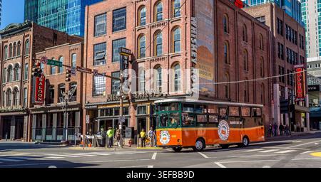 Der Tourbus fährt auf der belebten Straße in Nashville, wo Musik jede Ecke der Stadt erfüllt Stockfoto