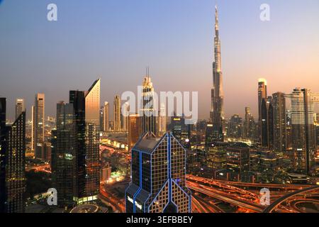 Skyline des Zentrums von Dubai bei Nacht mit Burj Khalifa vor Sonnenuntergang Stockfoto
