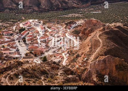 Aus der Vogelperspektive fängt das Dorf Gorafe und seine Umgebung in der zerklüfteten Wüstenlandschaft Spaniens ein Stockfoto