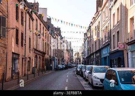 In einer ruhigen Straße in St. Peter Port ziehen sich farbenfrohe bunte Flecken, die traditionelle Gebäude und eine friedliche Atmosphäre in Guernsey präsentieren Stockfoto