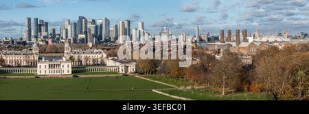 Blick vom Greenwich Park aus auf die Wolkenkratzer des Queens House und der City in Greenwich, London, mit Grünflächen und Stadtlandschaft Stockfoto