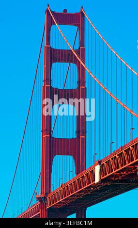 Die Golden Gate Bridge steht tagsüber unter dem klaren blauen Himmel in San Francisco, Kalifornien Stockfoto
