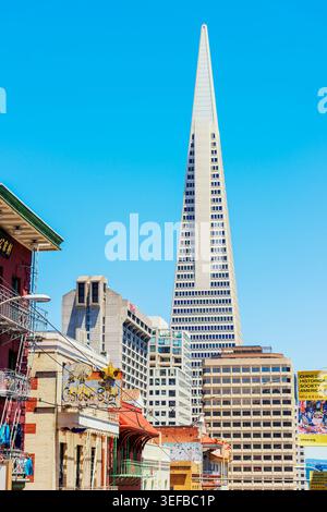 Blick auf das Transamerica-Gebäude von Chinatown in San Francisco bei sonnigem Wetter Stockfoto