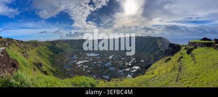 Erkunden Sie den Vulkan Rano Kau mit seinem Kratersee und der üppigen Landschaft auf der Osterinsel in Chile Stockfoto