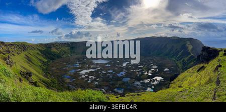 Blick auf den Vulkan Rano Kau mit Pools und Grün unter hellem Himmel auf der Osterinsel während des Tages Stockfoto