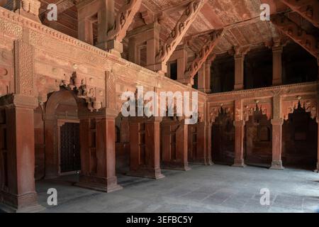 Historische Architektur im Agra Fort in Uttar Pradesh Indien mit detaillierten Steinarbeiten und antiken Säulen Stockfoto