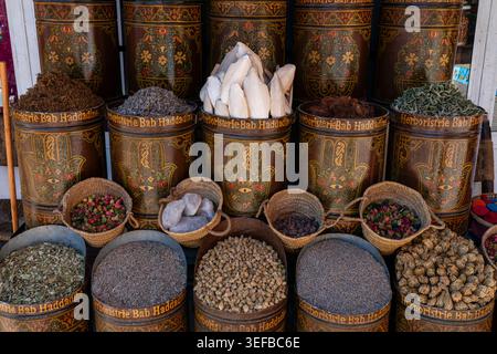 Gewürze und Kräuter werden in Körben auf einem Markt in Marrakesch ausgestellt Stockfoto